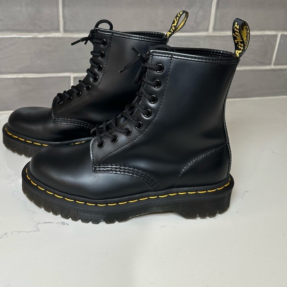 NWOB Dr. Martens 1460 Smooth Leather Lace Up Boots Black with Yellow Accents - Picture 4 of 16